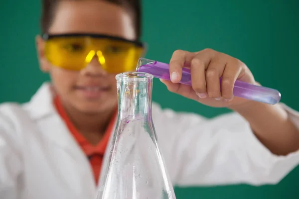 Schoolboy experimenting in laboratory — Stock Photo, Image