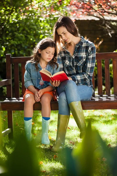 Mamma läsa boken till dotter — Stockfoto