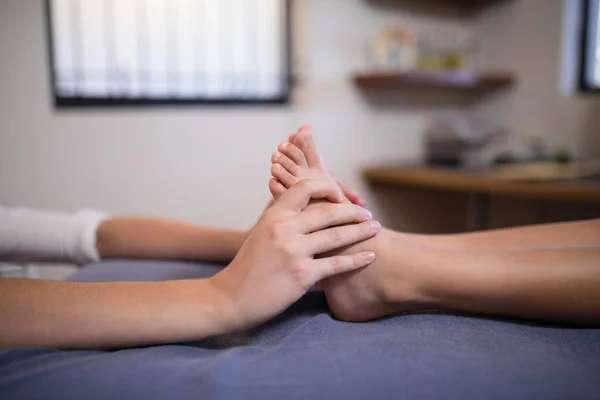 Menino recebendo massagem nos pés do terapeuta — Fotografia de Stock