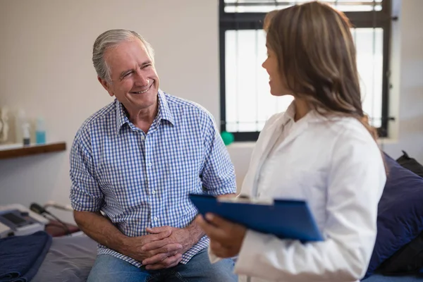 Patient looking at female therapist — Stock Photo, Image