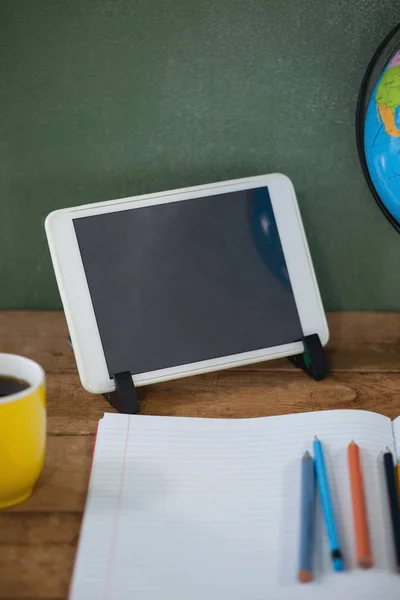 Digitale tablet en globe op tafel — Stockfoto