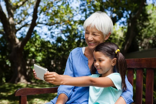 Flickan tar selfie med mormor — Stockfoto