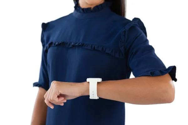 Kobiet wykonawczej, patrząc na zegarek smartwatch — Zdjęcie stockowe