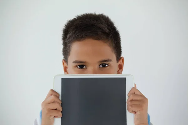 Schoolboy segurando tablet digital — Fotografia de Stock