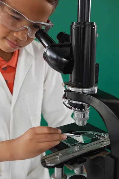 Écolier à l'aide de microscope — Photo