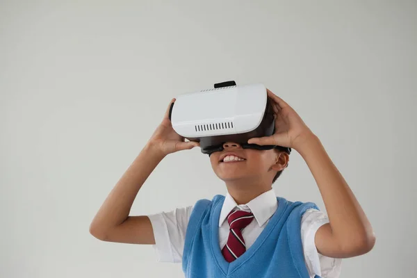 Schoolboy usando fone de ouvido de realidade virtual — Fotografia de Stock