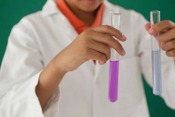 Skolpojke experimentera i laboratorium — Stockfoto