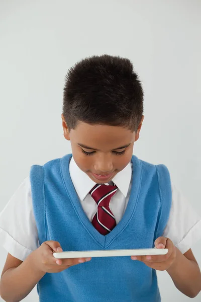 Schoolboy usando tablet digital — Fotografia de Stock