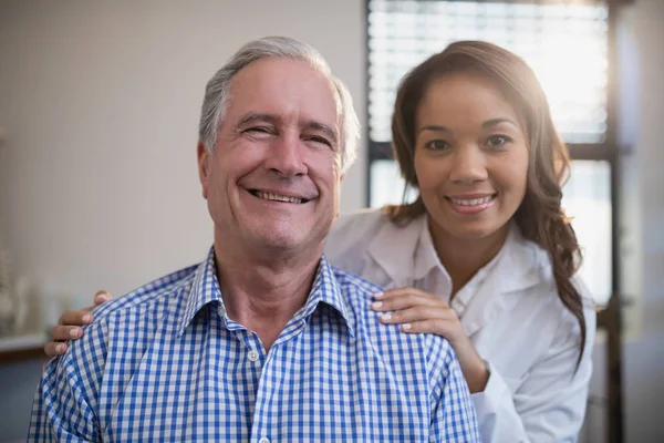 Therapist and senior male patient — Stock Photo, Image