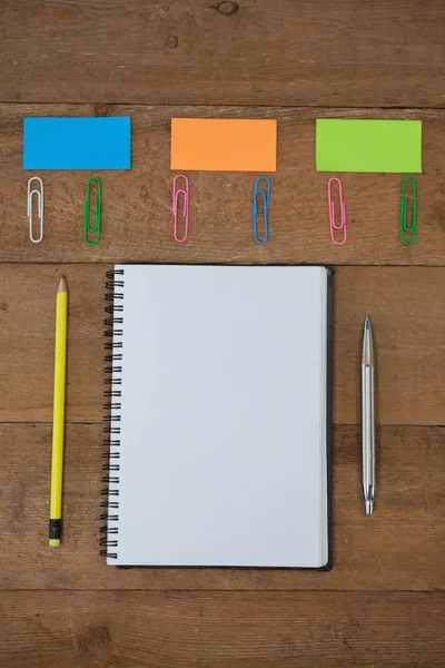 Cuaderno con pluma y lápiz —  Fotos de Stock