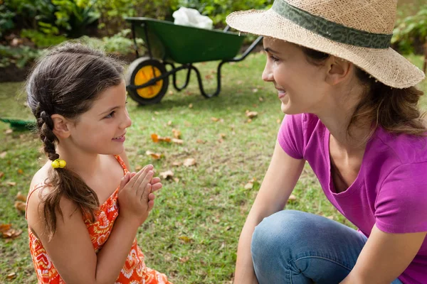 Mutter und Tochter unterhalten sich auf Feld — Stockfoto