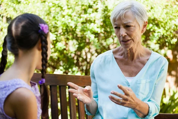 Senior woman talking to granddaughter — Stock Photo, Image