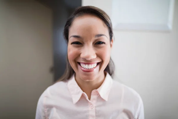 Sorridente jovem fisioterapeuta feminina — Fotografia de Stock