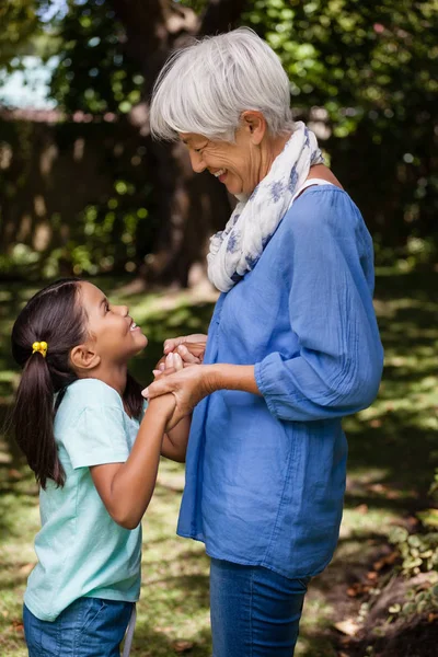 Mormor och dotter som håller hand — Stockfoto