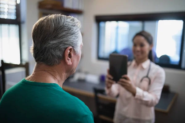 Patienten att fotograferas av kvinnlig terapeut — Stockfoto