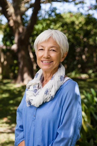 Mujer mayor sonriente — Foto de Stock