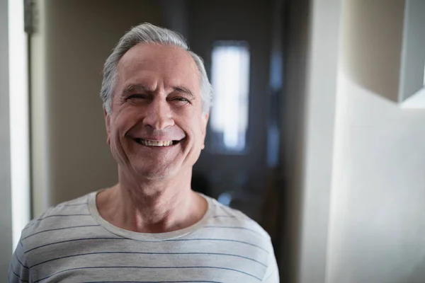 Patient standing in corridor — Stock Photo, Image