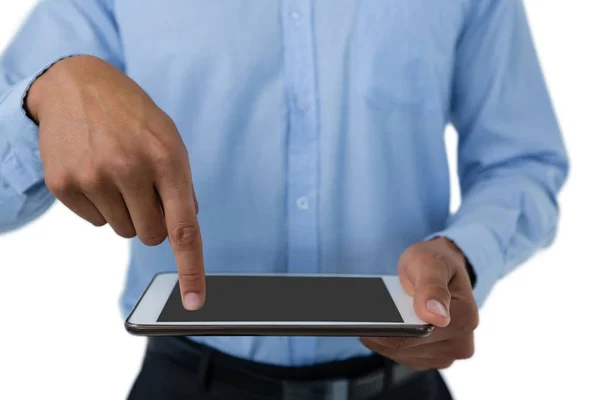 Бизнесмен, указывающий на планшетный компьютер — стоковое фото