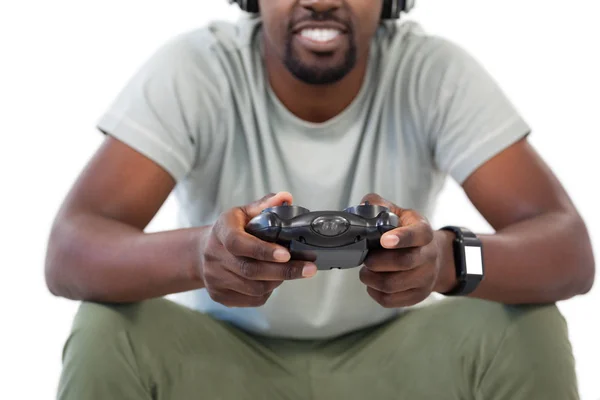 Человек с джойстиком играет в видеоигру — стоковое фото