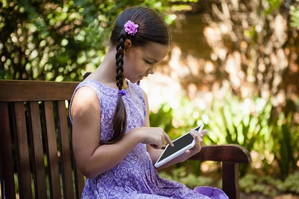 Chica usando tableta digital —  Fotos de Stock