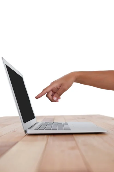 Rękę, wskazując na ekranie laptopa — Zdjęcie stockowe