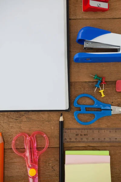 Varios útiles escolares en mesa de madera — Foto de Stock