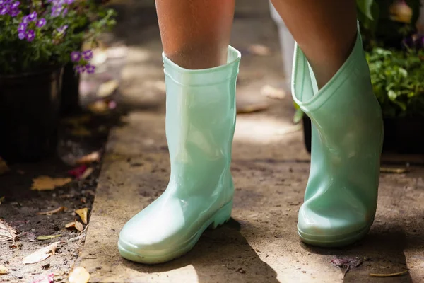 Ragazza in piedi sul sentiero — Foto Stock