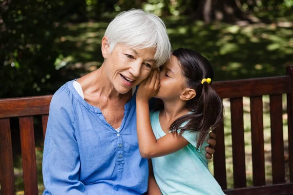 Девушка шепчет бабушкам на ухо — стоковое фото