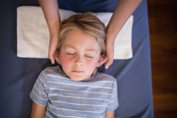 Niño recibiendo masaje de cuello — Foto de Stock