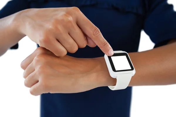 Executivo feminino operando smartwatch — Fotografia de Stock