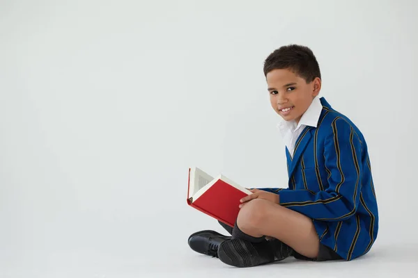Школяр читання книги — стокове фото