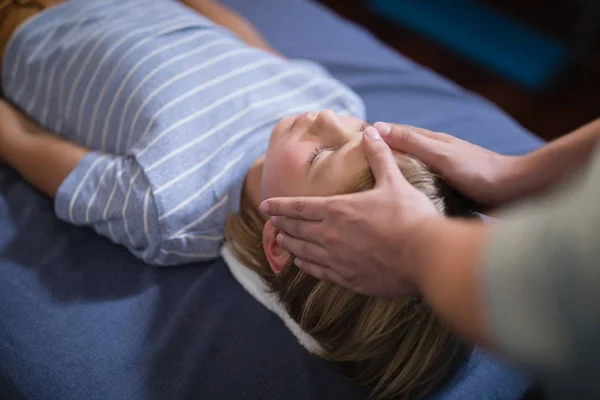 Thérapeute donnant massage de la tête pour garçon — Photo