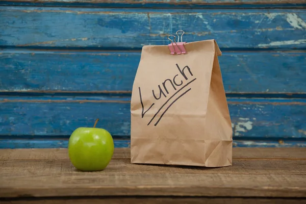 Elma ve öğle yemeği çanta — Stok fotoğraf