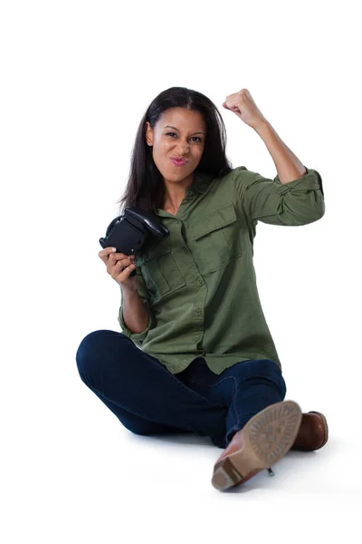 Mulher excitada jogando videogames — Fotografia de Stock