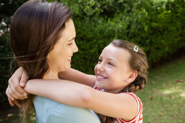 Mulher olhando para a filha — Fotografia de Stock