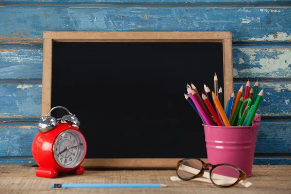 Slate with alarm clock and spectacles — Stock Photo, Image