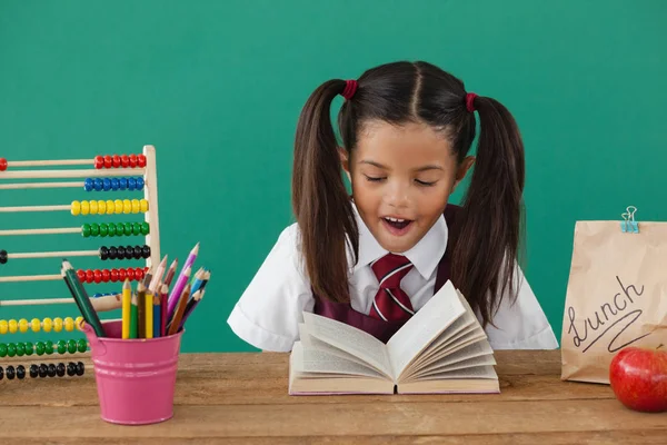 Schoolmeisje leesboek — Stockfoto