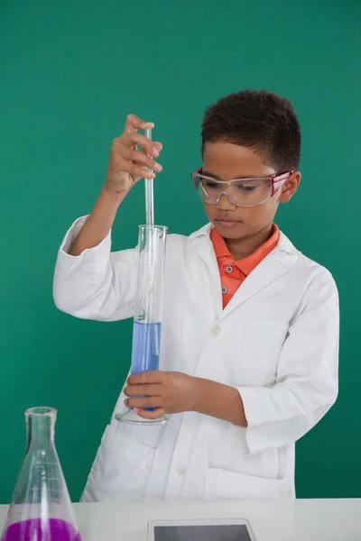 Studente facendo esperimento chimico — Foto Stock