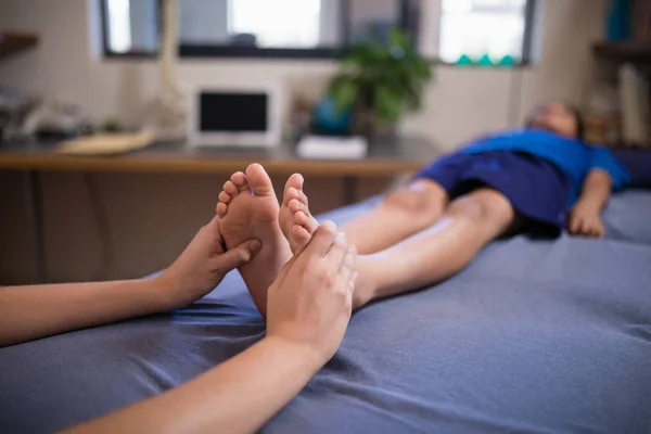 Menino recebendo massagem nos pés — Fotografia de Stock