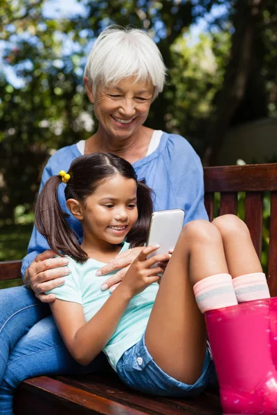 Enkelin nutzt Handy bei Großmutter — Stockfoto