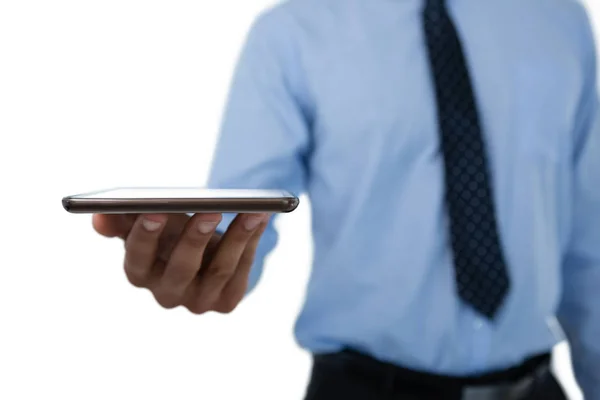 Empresario sosteniendo tableta digital — Foto de Stock