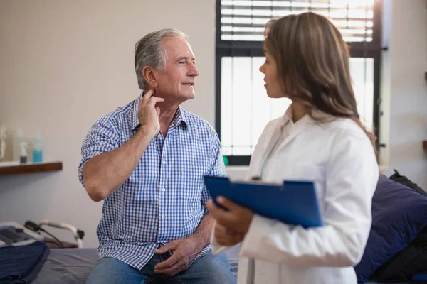 Patient showing neck sprain to  doctor — Stock Photo, Image