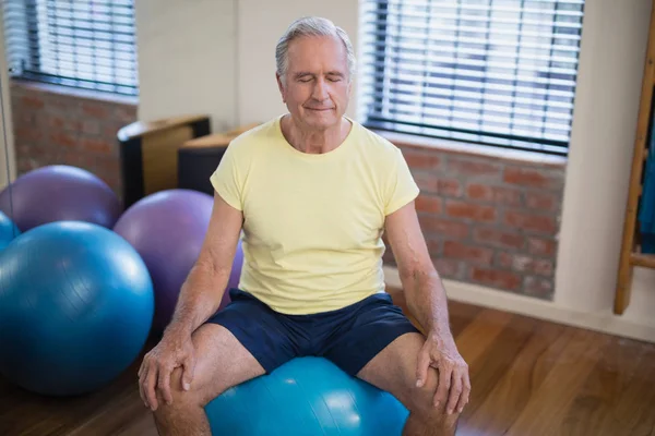 Paciente sentado na bola de exercício — Fotografia de Stock