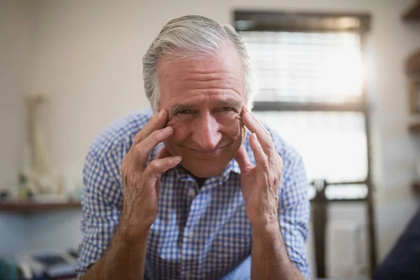 Patienten rynkar pannan med huvudvärk — Stockfoto