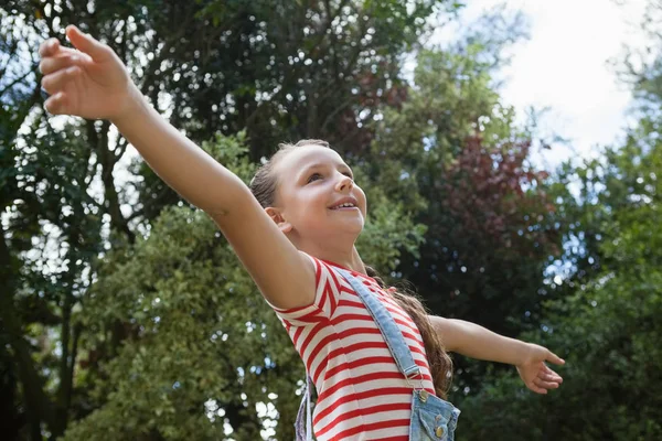 Girl standing with arms outstretched — Stock Photo, Image
