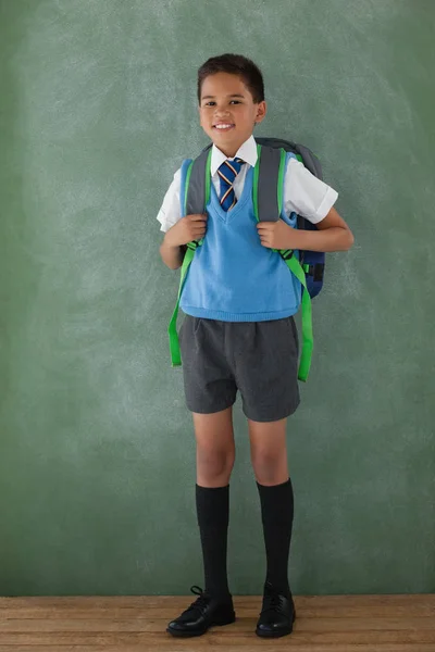 Schoolboy de pé com saco escolar — Fotografia de Stock