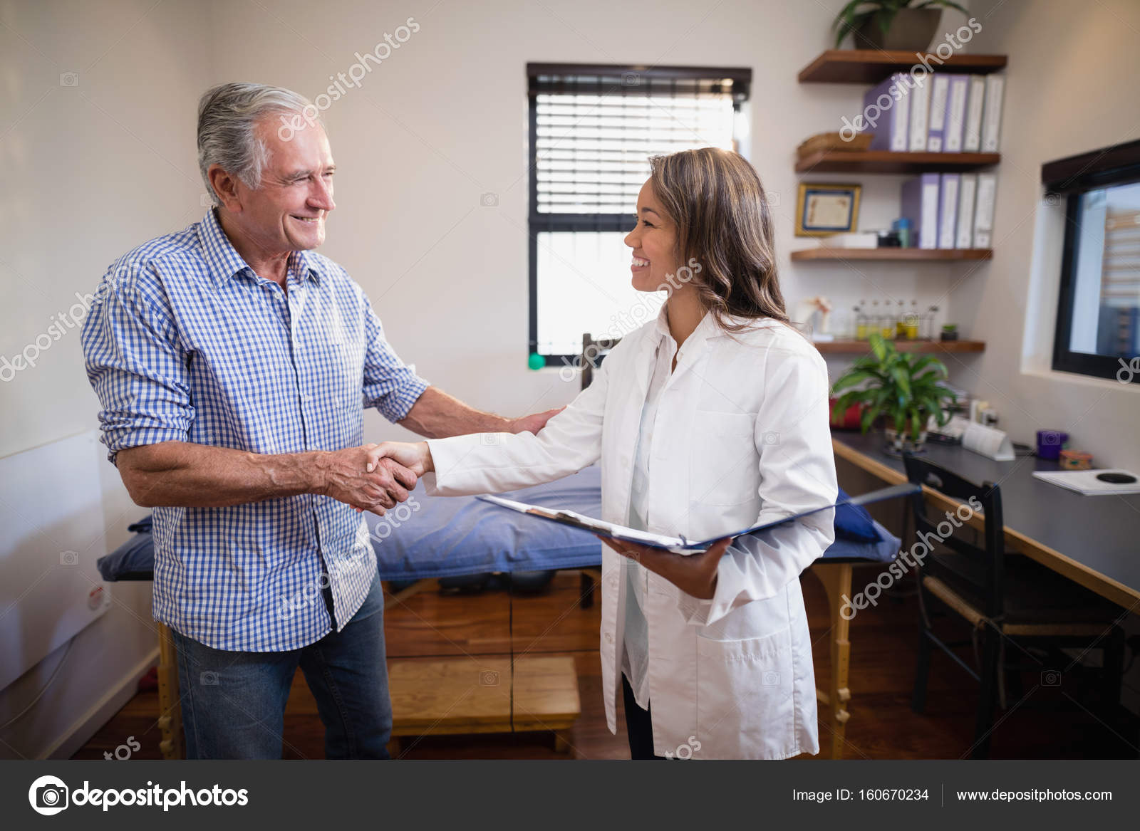 Patient and therapist shaking hands — Stock Photo © Wavebreakmedia