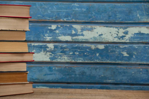 Gestapelde oude boeken — Stockfoto