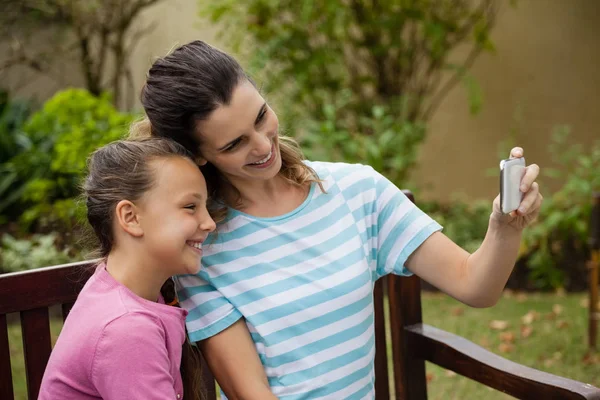 Mère prenant selfie avec sa fille — Photo