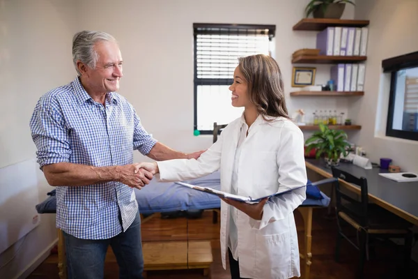 Patient and therapist shaking hands — Stock Photo, Image